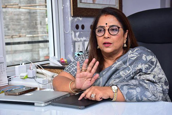 ``100 கோடி வருமானம்... ராயல்டி கேட்ட ஶ்ரீப்ரியா... அப்பாவுக்கு பெடிக்யூர்!" - லதா மோகனின் பிசினஸ் சுவாரஸ்யம்