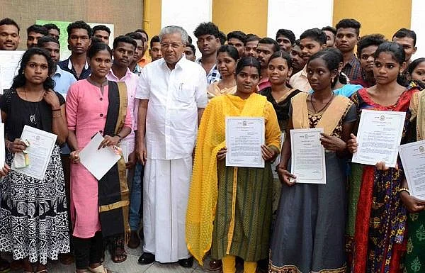 `என் சகோதரனுக்கு சமர்ப்பிக்கிறேன்!' - கேரள போலீஸில் இணைந்த பழங்குடியின இளைஞர் மதுவின் சகோதரி