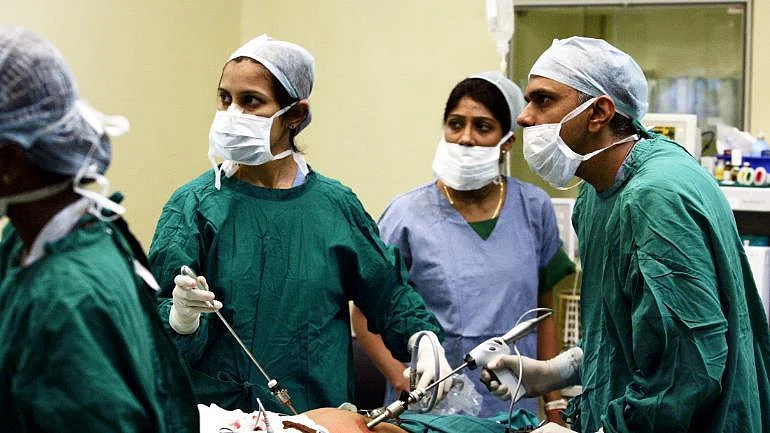 116 ஆணிகள்... இரும்புக் குண்டுகள்! - 42 வயது மனிதரின் வயிற்றுக்குள் இருந்த இரும்புக் குவியல்
