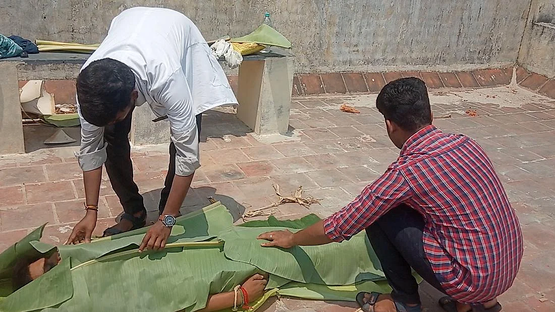 கோடையை இதமாக்கும் `வாழை இலைக் குளியல்'... யாருக்குப் பலன்தரும்?