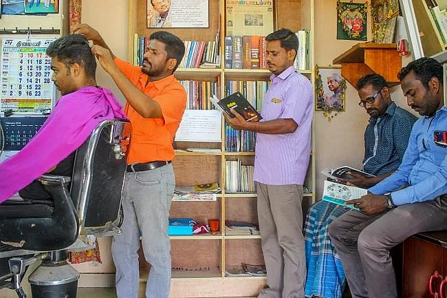 வாசிப்பு முக்கியம் பாஸ்! - சலூன் கடையில் லைப்ரரி வைத்து அசத்தும் தூத்துக்குடிக்காரர்#MyVikatan