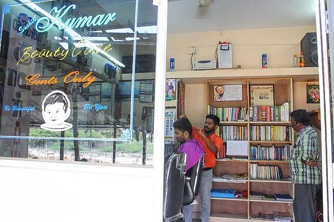 வாசிப்பு முக்கியம் பாஸ்! - சலூன் கடையில் லைப்ரரி வைத்து அசத்தும் தூத்துக்குடிக்காரர்#MyVikatan