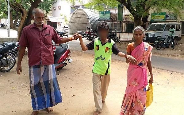 `சொத்துக்காக என் மகனுக்கு ஹெச்.ஐ.வி. ரத்தத்தை செலுத்திட்டாங்க!'-தி.மலை கலெக்டரிடம் தந்தை கண்ணீர்