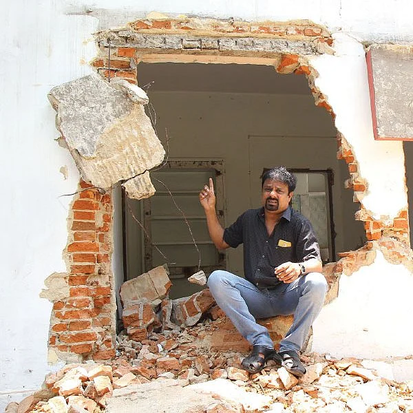 "நடுத்தெருவில் நிறுத்திவிட்டார்கள்!" - தி.மு.க, அ.தி.மு.க கட்சிகளைச் சாடும் ‘மிமிக்ரி’ சேது...