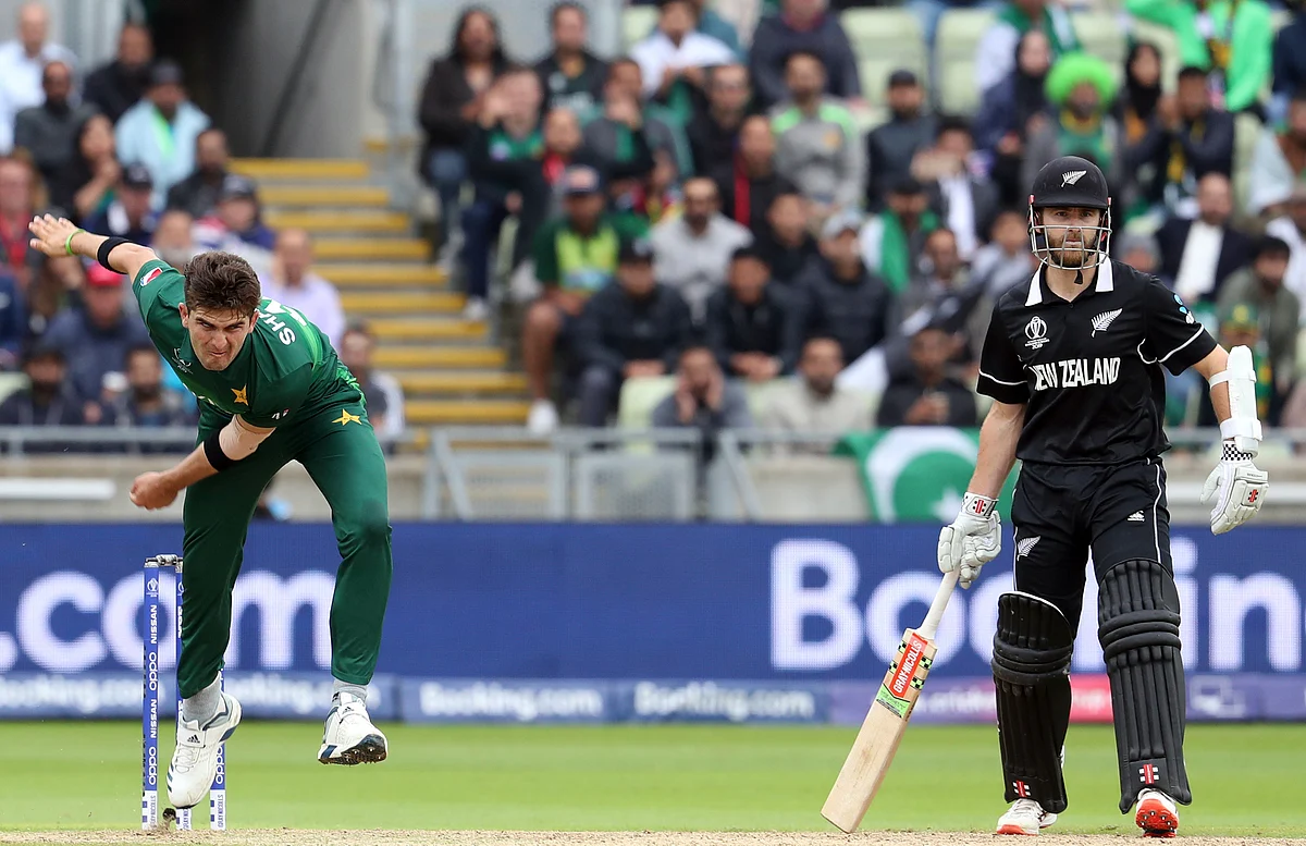 Shaheen Afridi bowls a short ball.