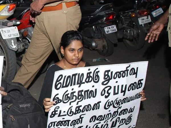 மதுரை: `தமிழ்நாடு அரசு சட்டப்பிரிவு 328-க்கு எதிராக செயல்படுகிறது!’-டி.ஜி.பி-க்கு மதுரை நந்தினி மனு