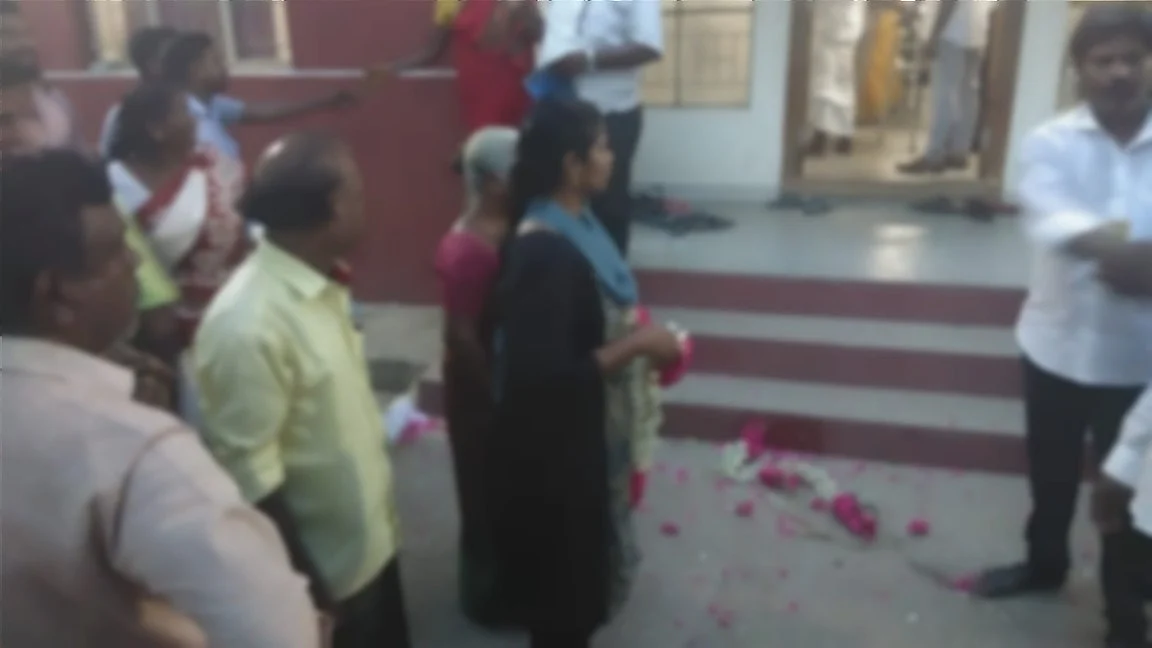 8 வருடக் காதலை ஒரே நொடியில் பிரித்த அம்மா! - சிறைக்கம்பி எண்ணும் காதலன்