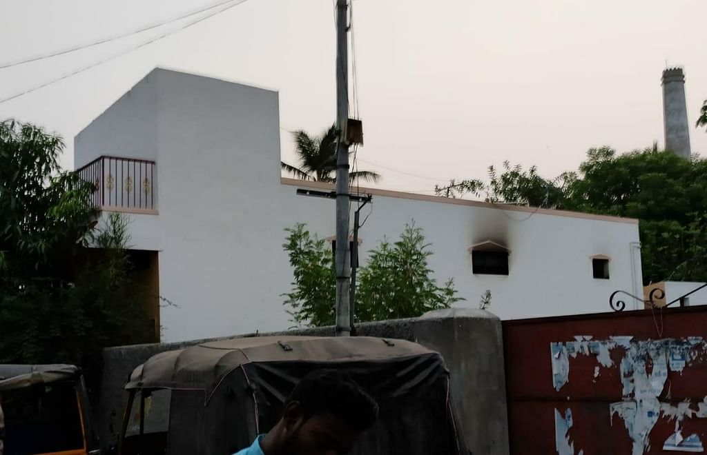 அதிகாலை 3 மணிக்கு வெடித்துச் சிதறிய ஏசி!- நிச்சயிக்கப்பட்ட மகனுடன் உயிரிழந்த அப்பா, அம்மா