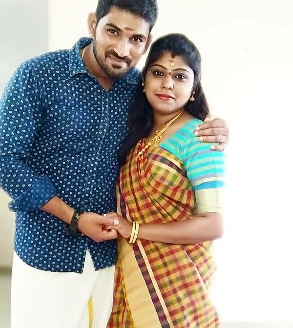 மனைவியுடன் கார்த்திக் வாசு