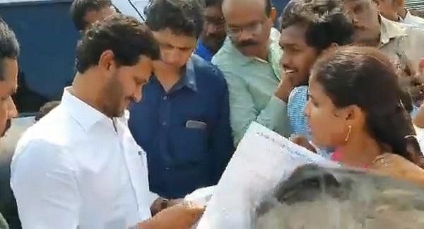 ‘6 நாள்களாக முடியாததை 6 நிமிடங்களில் முடித்துவிட்டார்’- மாணவர்களை நெகிழவைத்த ஜெகன்மோகன் ரெட்டி