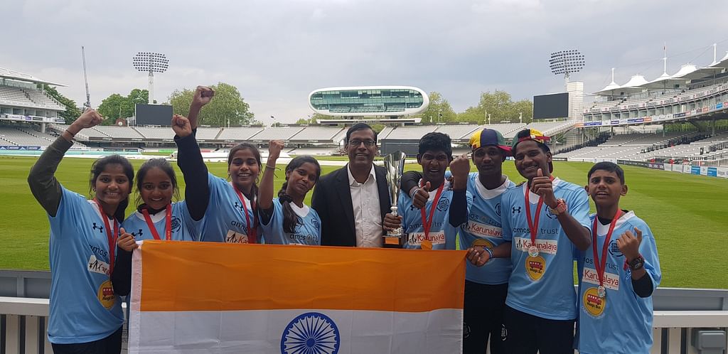 தெருவோர கிரிக்கெட்டில் சாதித்த சிறுவர்கள்