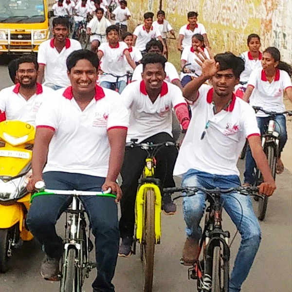 `` `ஃபீஸ் கட்டி மாளல'னு புலம்புறாங்க!" அரசுப் பள்ளிக்கான சைக்கிள் பேரணியில் மாரியப்பன்