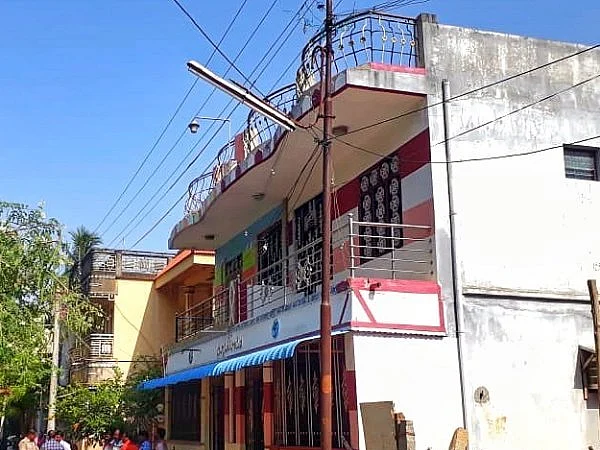 `7 செல்போன்கள், 18 ஆவணங்கள் பறிமுதல்!'- ஐஎஸ்ஸுடன் தொடர்புடையவர் வீட்டில் என்ஐஏ அதிகாரிகள்
