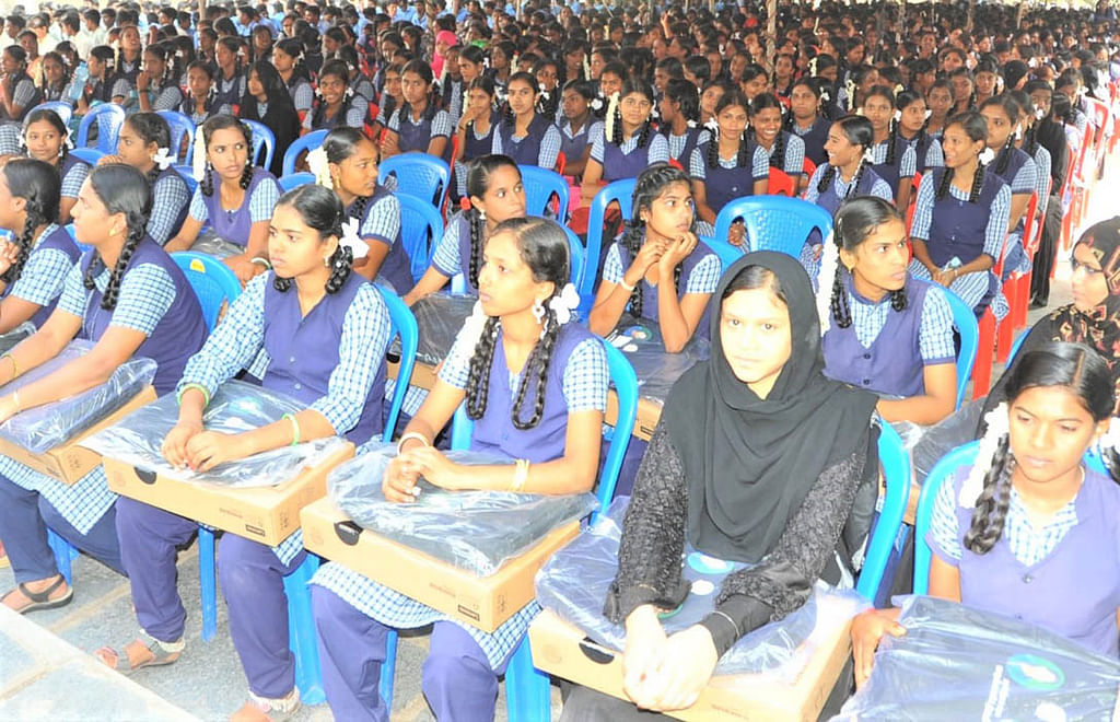 லேப்டாப் வாங்குவதற்காக காத்திருந்த மாணவிகள்.