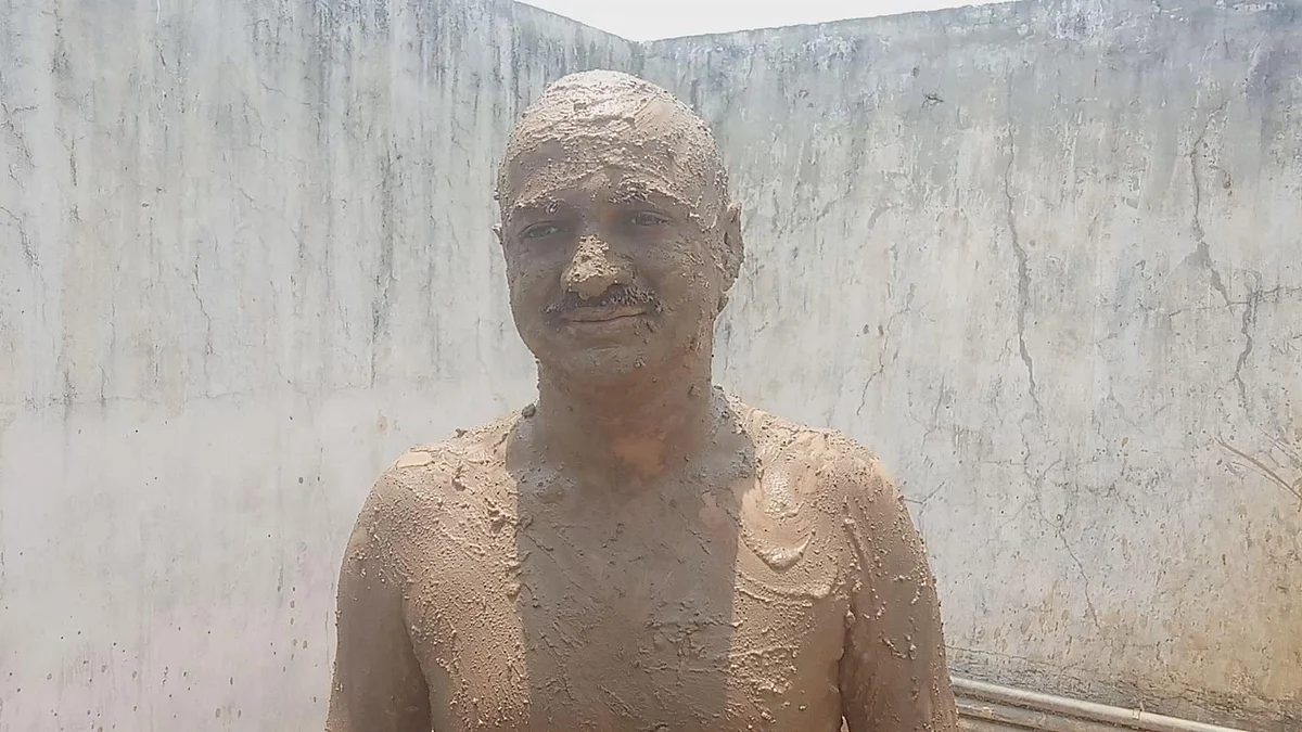 உடல் சூட்டைப் போக்கும்... சரும பாதிப்புகளைத் தடுக்கும் 'மண் குளியல்' சிகிச்சை!