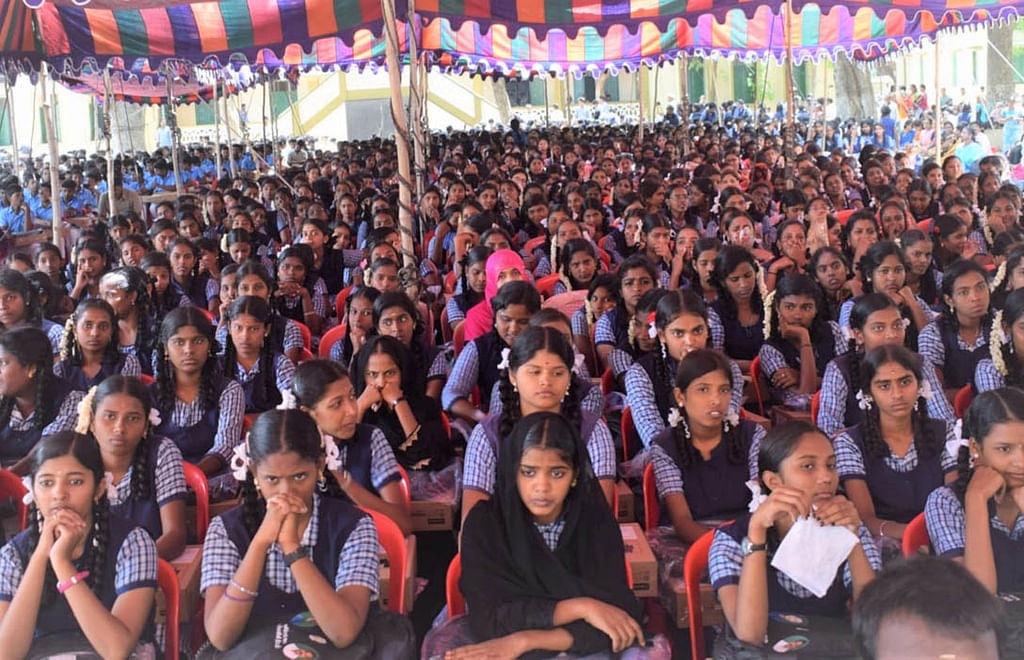 லேப்டாப் வாங்குவதற்காக காத்திருந்த மாணவிகள்.