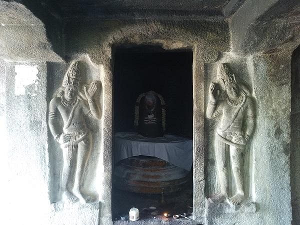 சுற்றுலாத் தலமாகுமா மகேந்திரவர்மப் பல்லவன் உருவாக்கிய முதல் குடைவரைக் கோயில்? | Mandagapattu Tirumurti rockcut temples - Vikatan