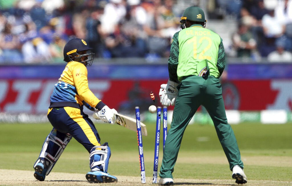 Dhananjaya de Silva, is bowled by Duminy.