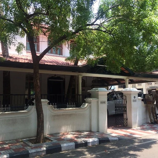 `அமைதியில் கோபாலபுரம்!' - ஏக்கத்தோடு வந்துசெல்லும் தொண்டர்கள்