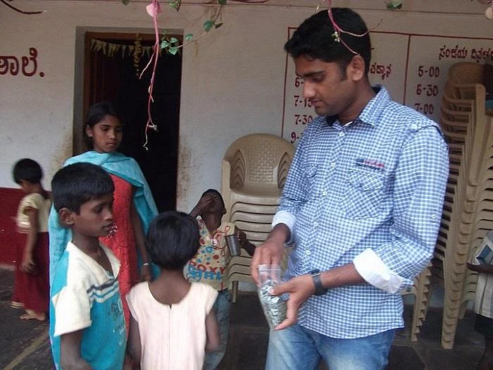 1.5 லட்சம் குழந்தைகளைக் காப்பாற்றும் சுருள் பாசி.. கர்நாடக இளைஞரின் அசத்தல் முயற்சி!