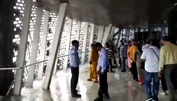 கேலரியில் மழை நீர்