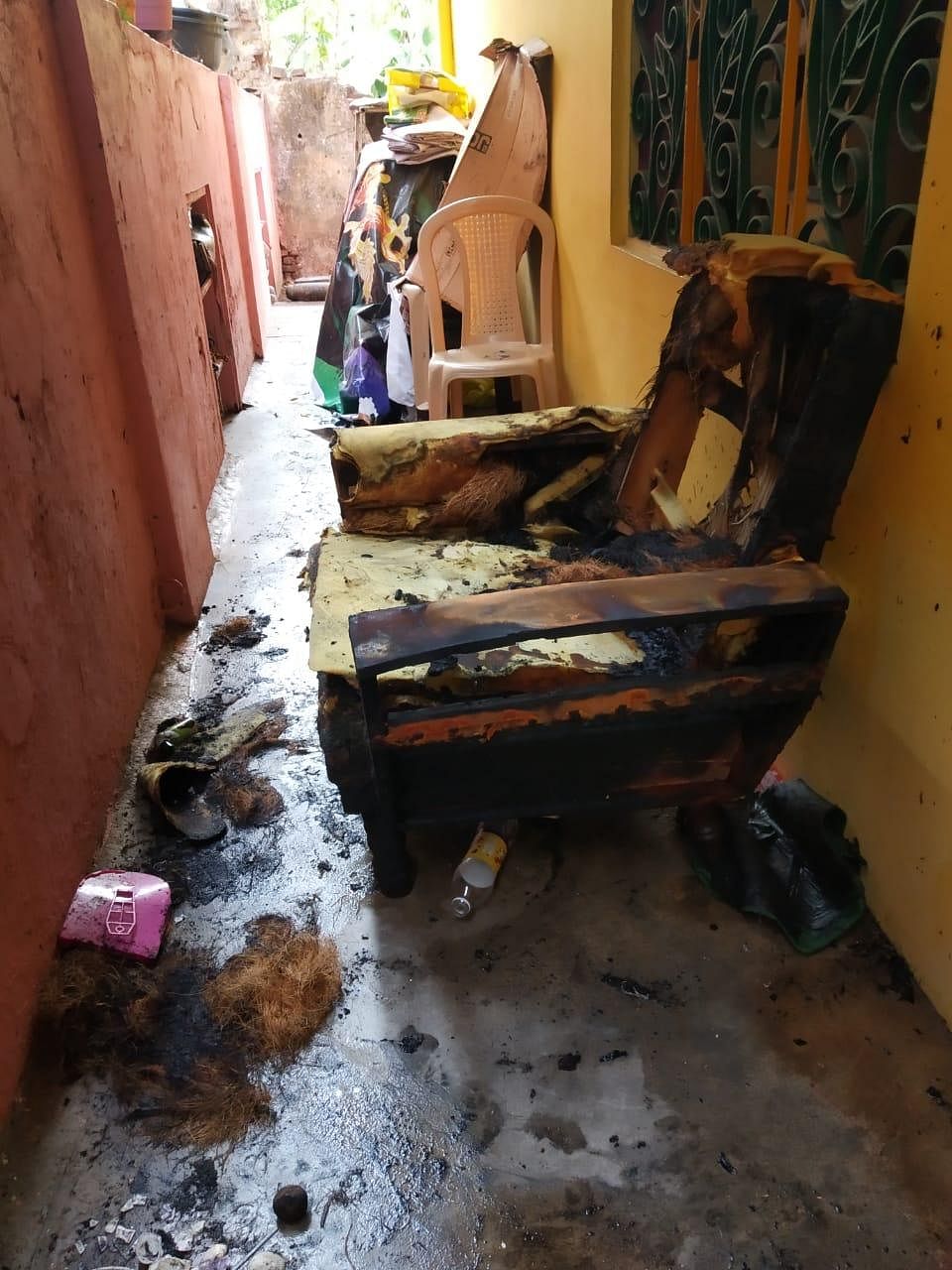 அதிகாலை 3 மணிக்கு வெடித்துச் சிதறிய ஏசி!- நிச்சயிக்கப்பட்ட மகனுடன் உயிரிழந்த அப்பா, அம்மா