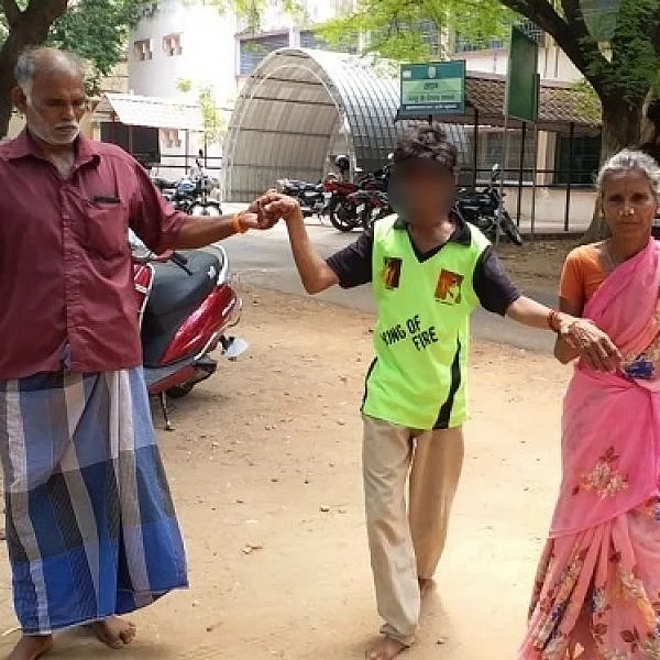 `சொத்துக்காக என் மகனுக்கு ஹெச்.ஐ.வி. ரத்தத்தை செலுத்திட்டாங்க!'-தி.மலை கலெக்டரிடம் தந்தை கண்ணீர்