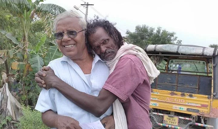``சட்டையைப் பிடித்துத் தள்ளினார்!” - பேராசிரியர் கல்யாணியைத் தாக்கிய சப் இன்ஸ்பெக்டர்