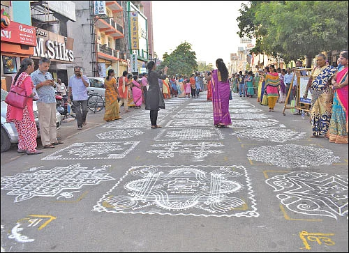 உணவு உலா: முக்கோண வடிவத் தின்பண்டத்துக்கு முதல் வணக்கம்!