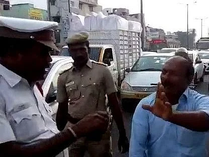 போலீஸாருடன் தகராறில் ஈடுபட்ட டிரைவர் ரவீந்திரன்