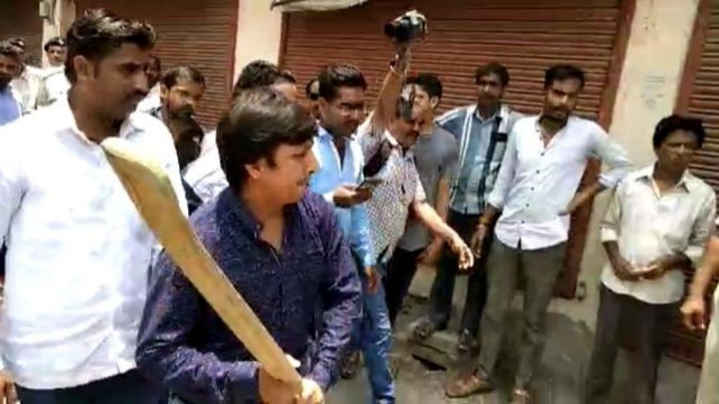 `லஞ்சமா வாங்குகிறாய்...?’ - அதிகாரியை அடிவெளுத்த பி.ஜே.பி எம்.எல்.ஏ