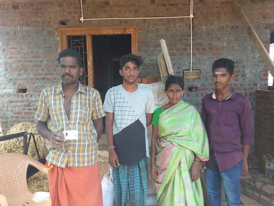 `120 வயசுக்கெல்லாம் லோன் கிடையாதுன்னுட்டாங்க!' - ஆதார் அட்டையால் மிரண்ட 45 வயதுக் கூலித்தொழிலாளி!
