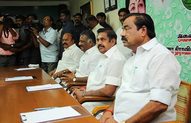`எடப்பாடி பழனிசாமிதான் இலக்கு; தனபால் அல்ல!' - ஸ்டாலினுக்குச் சுட்டிக் காட்டிய குடும்ப உறவுகள்
