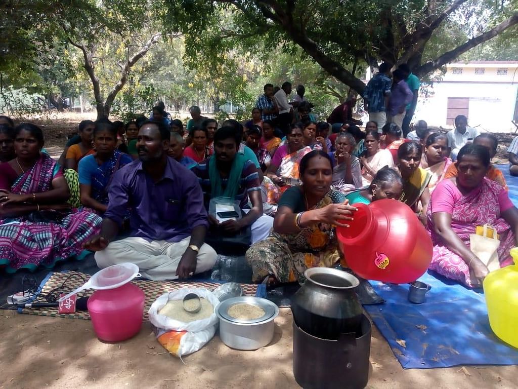 `எந்த அடிப்படை வசதியும் இல்லை' - ராமநாதபுரம் ஆட்சியர் அலுவலகத்தில் அடுப்புடன் குடியேறிய மக்கள்!