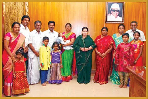ஜெயலலிதாவுடன் ஓ.பி.எஸ். குடும்பம்