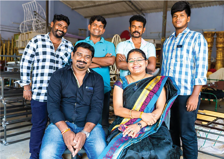பூக்களால் செய்த பசு - கன்று மாடல்... அள்ளித் தந்தது அங்கீகாரம்!