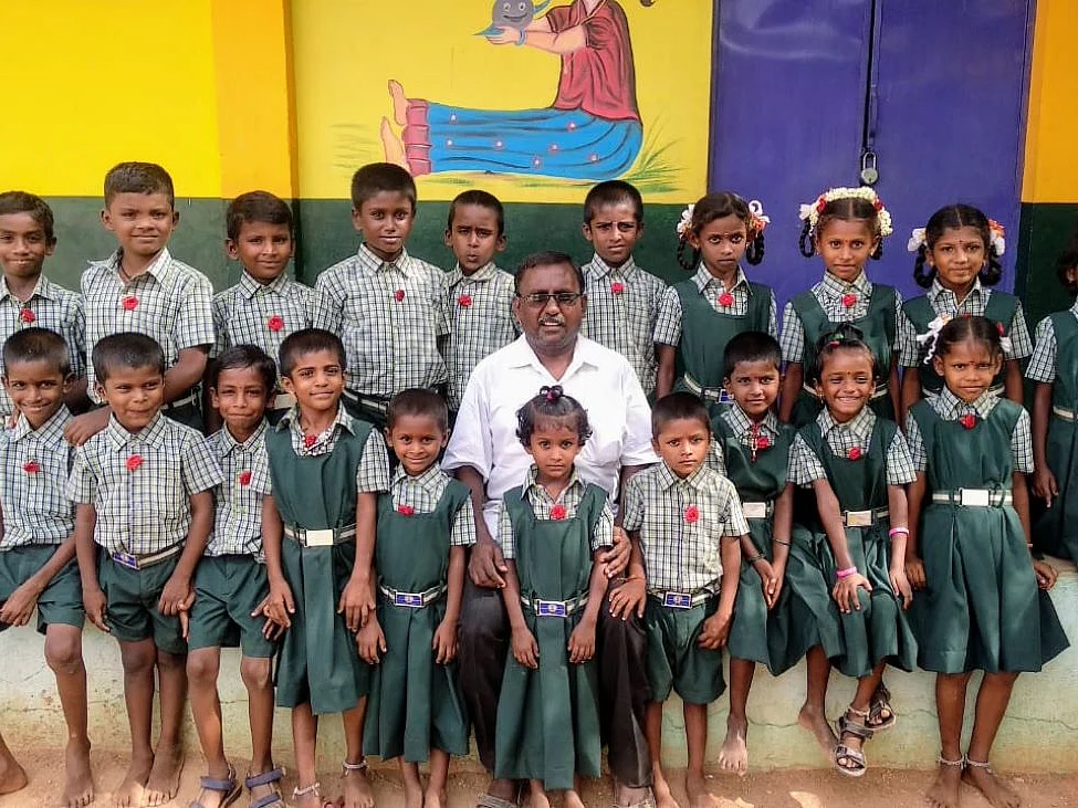 `கல்லாவில் ஆள் கிடையாது!' கடை நடத்தி அசத்தும் கடலாடி அரசுப் பள்ளி! #CelebrateGovtSchool