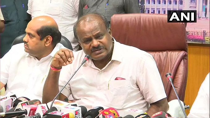 ``குடும்ப அரசியலைப் பற்றி  நீங்கள் பேசலாமா..?!