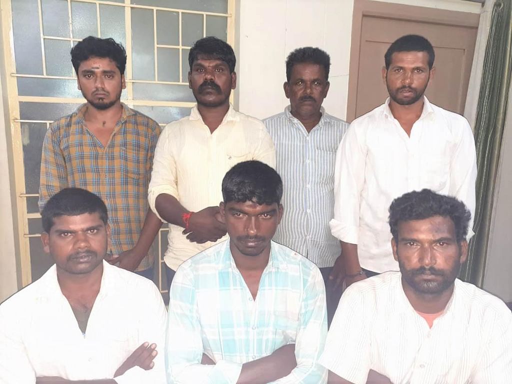 முரணான பதில்; காரில் இருந்த ஆயுதங்கள்! - ஆந்திர எல்லையில் சிக்கிய செம்மரம் வெட்டும் கும்பல்