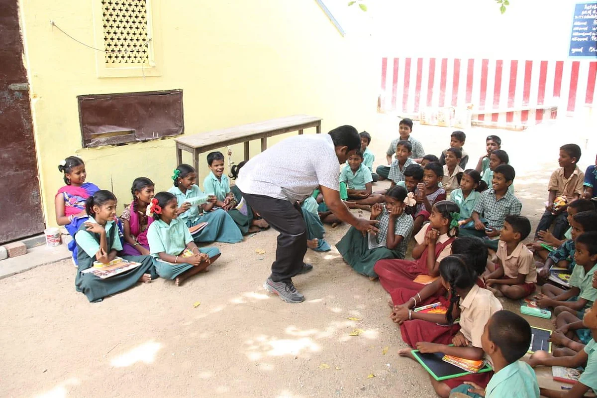 உடல் அசைவுகளின் மூலம் கல்வி... கவனம் ஈர்க்கும் மதுரை அரசுப் பள்ளி ஆசிரியர்!