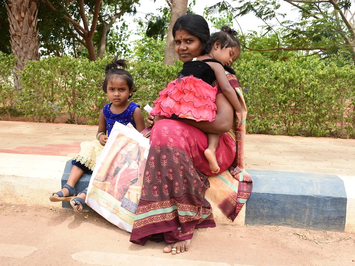 செந்தமிழ்ச்செல்வி தன் மகளுடன்