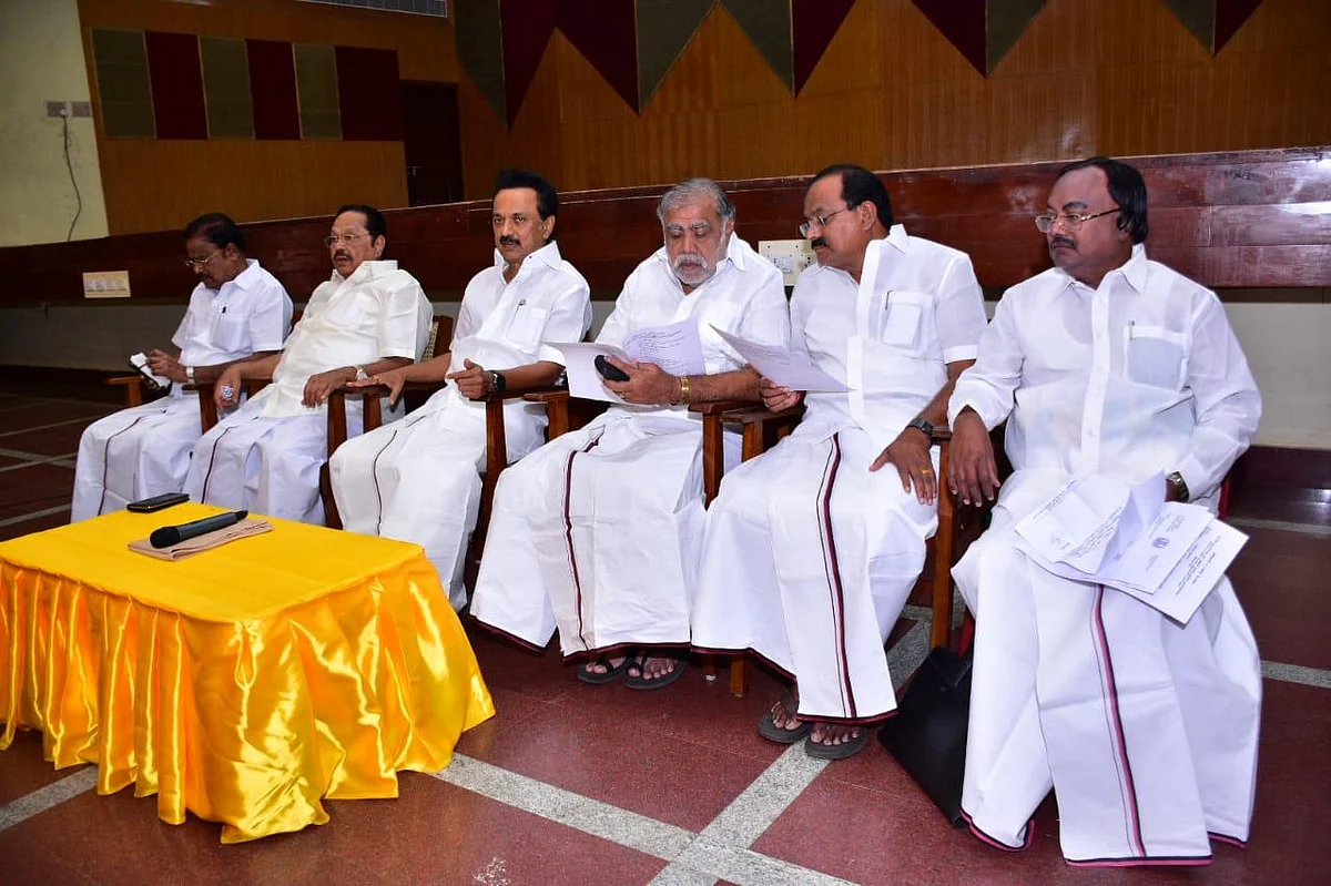 `எடப்பாடி பழனிசாமிதான் இலக்கு; தனபால் அல்ல!' - ஸ்டாலினுக்குச் சுட்டிக் காட்டிய குடும்ப உறவுகள்