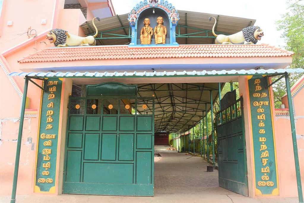 ‘அப்பா - அம்மாவுக்குக் கோயில்!’ - வேலூர் மக்களை ஆச்சர்யப்படுத்திய பாசக்கார பிள்ளை