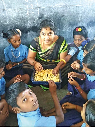 மாணவர்களுடன் புவனேஸ்வரி...