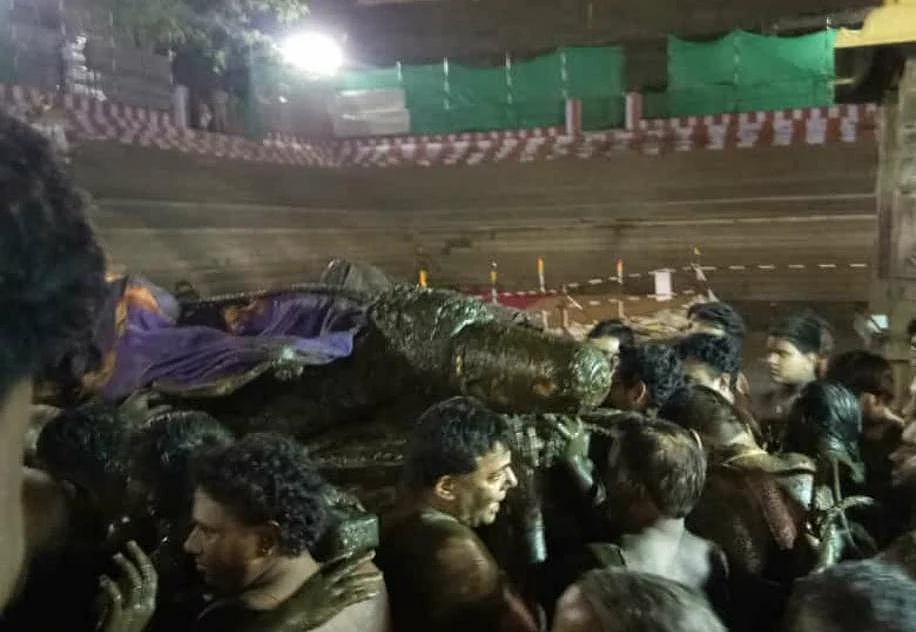 40 ஆண்டுகளுக்குப் பின் குளத்தைவிட்டு வெளியே வந்த அத்திவரதர் - காஞ்சிபுரத்தில் களைகட்டும் விழா!