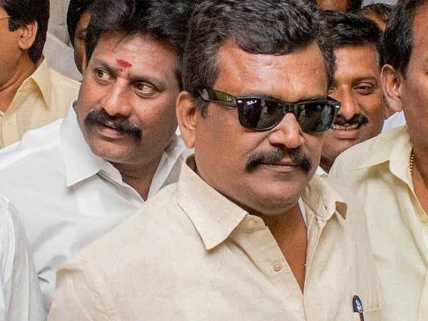 `குற்றச்சாட்டுக்கு பதில் சொல்லுங்க; அப்புறம் சவால் விடலாம்!’ - ஓ.பி.எஸ் மகனுக்கு தங்கம் பதில்
