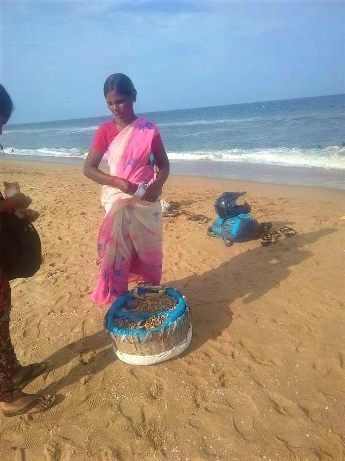 ``கணவர் இறந்த பிறகு, கடற்கரைதான் காப்பாத்துது!" மெரினாவில் கடலை விற்கும் தங்கம்