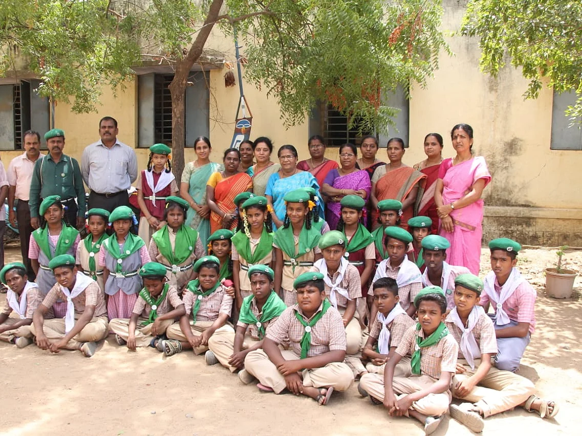 பிறந்த நாள் பரிசாக மரக்கன்றுகள்... பசுமையில் திளைக்கும் மதுரை அரசுப் பள்ளி!