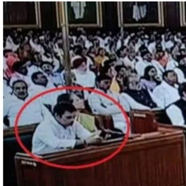 குடியரசுத் தலைவர் உரையின்போது செல் போனைப் பயன்படுத்திய ராகுல் - அடடே விளக்கம் சொன்ன காங்கிரஸ்! 