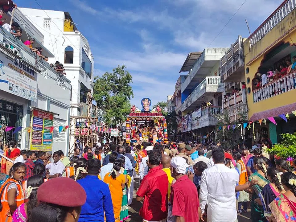 வீதியெங்கும் வீசப்பட்ட மாம்பழங்கள் - காரைக்காலில் கோலாகலமாகக் கொண்டாடப்பட்ட மாங்கனித் திருவிழா!